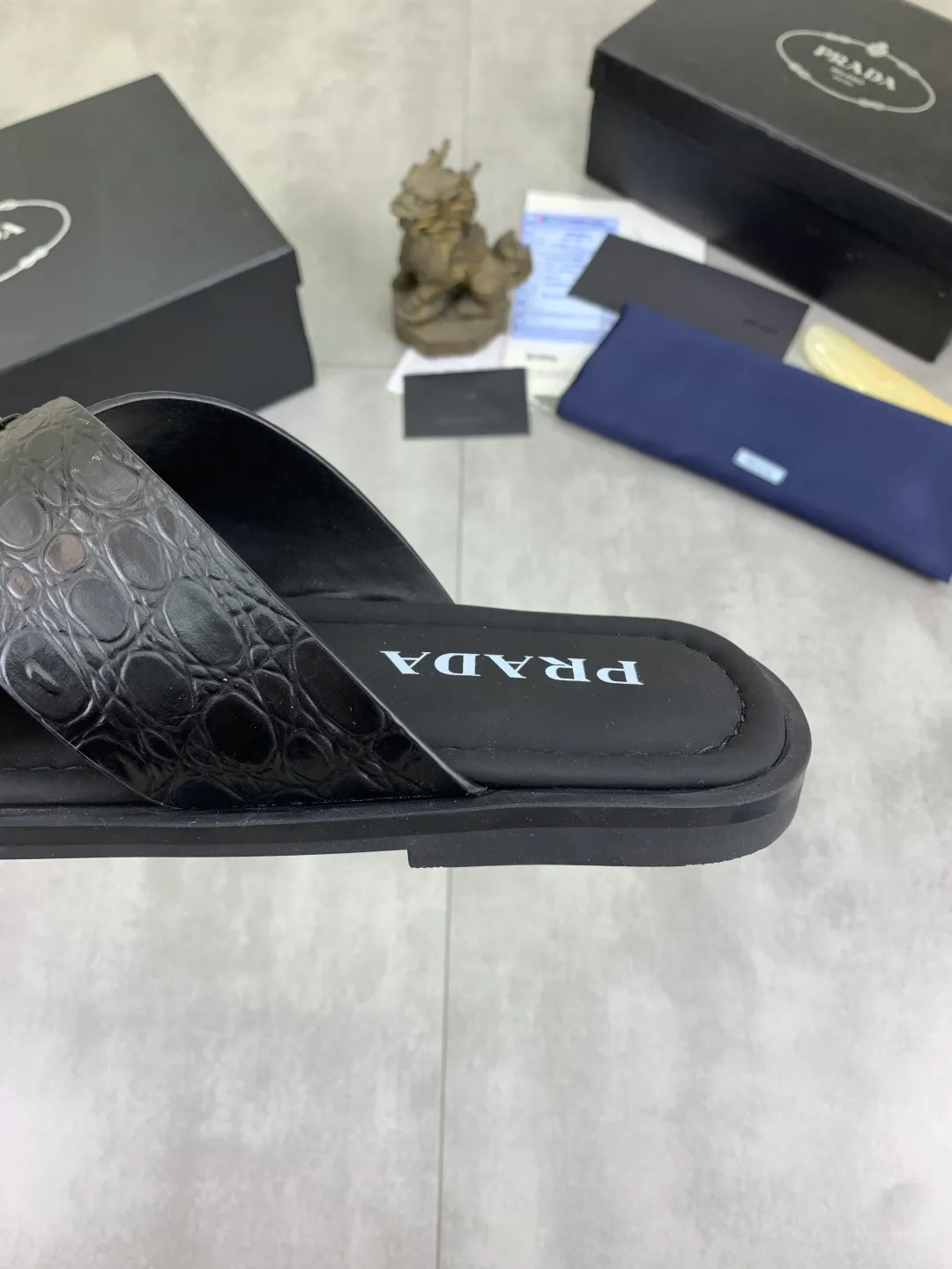 Men's shoes 💰P320💰【New style】🎁🎁🎁 PRADA Prada's new casual slippers, original official website 1:1, perfect workmanship, conveying a kind of noble luxury, sublimating its definition of luxury in Prada's high-end extraordinary craftsmanship. Original combination outsole, size: 39-46 colors 🉑️ to choose from
